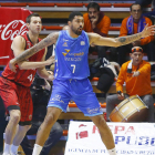 Lima defiende a un jugador de Fuenlabrada la pasada temporada-ACB PHOTO
