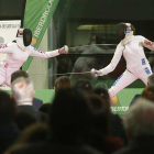 Dos tiradoras en pleno asalto en las semfinales de la competición individual en el Forum Evolución-Raúl G. Ochoa