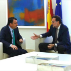 Rajoy, con el portavoz del PNV en el Congreso, Aitor Esteban, el pasado julio.-/ DAVID CASTRO