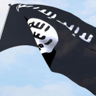 Una bandera del Estado Islámico ondeando.-EL PERIÓDICO