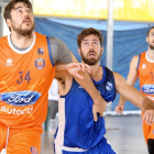 Román gana la posición en la lucha por el rebote en el partido disputado ayer en Marbella.-TWITTER / @CBMARBELLA1