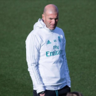 Zinedine Zidane, durante el entrenamiento de este viernes en Valdebebas.-RODRIGO JIMÉNEZ / EFE