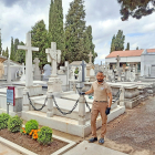 Fortunato, operario en el cementerio de León.