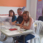 Carme Chacón ejerciendo de vocal en un colegio de Esplugues.-TWITTER / AMADEU IGLESIAS