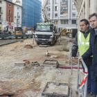 El alcalde, Javier Lacalle, observa la demolición del clínker junto a Jorge Berzosa, concejal de Obras.-SANTI OTERO