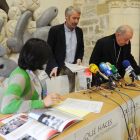 María Gutiérrez, Jorge Simón y Francisco Gil Hellín, ayer, en la presentación de la memoria de 2014.-ISRAEL L. MURILLO