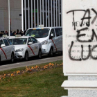 Huelga de taxistas en los alrededores de Ifema, este jueves en Madrid.-CHEMA MOYA (EFE)