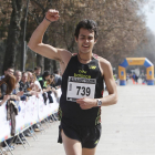 Dani Arce (New Balance) atraviesa en solitario la línea de meta de la Carrera Popular Apace-Raúl G. Ochoa