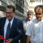 José María Múgica (derecha), junto al exdirigente socialista Nicolás Redondo Terreros, en una imagen del 2006, en la Audiencia Nacional, durante el juicio por el asesinato de Fernando Múgica.-ARCHIVO / AGUSTÍN CATALÁN