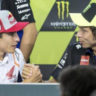 Marc Márquez (Honda), a la izquierda, ha sido el primero, hoy, en Brno, en estrechar la mano de Valentino Rossi (Yamaha).-JONATHAN BRADY (EFE)