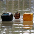 Uno de los miles de afectados por las lluvias torrenciales que han afectado a Birmania espera la llegada de los efectivos de rescate.-Foto: EFE / LYNN BO BO