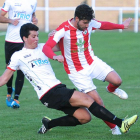 Mario frena el avance de un jugador del Zamora, ayer, en elLuis PérezArribas.-ISRAEL L. MURILLO