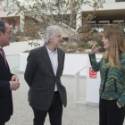 En el centro, Arsuaga, junto a el delagado, Baudilio Fernández Mardomingo, y Mar Sancho.-ISRAEL L. MURILLO