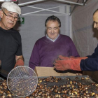 Preparando las castañas asadas, ayer, en el Centro Galego de Burgos.-SANTI OTERO