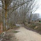 A la derecha se ven el instituto y el colegio de Lerma, los cuales resultaron inundados por las aguas del Arlanza hace dos años.-ECB