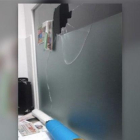 Imagen de cómo ha quedado la cristalera de la sede de Podemos en La Línea tras el ataque con una piedra.-EUROPA PRESS