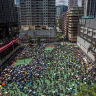 Manifestantes en una de las protestas convocadas este lunes, jornada de huelga generan en Hong Kong.-AFP