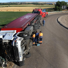 Un trailer vuelca en una rotonda de acceso a la fábrica de papel Europac, en Dueñas (Palencia), el conductor herido ha tenido que ser rescatado por bomberos de Palencia y trasladado en ambulancia a centro hospitalario de la capital.-ICAL