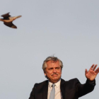 El presidente argentino Alberto Fernández saluda desde la terraza de la Casa Rosada.-EFE