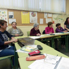 Ana María Gutiérrez (i.) ríe en una de las clases en las que ha encontrado una manera de mantener activa la mente y pasar un buen rato.-Raúl Ochoa