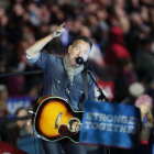 Bruce Springsteen, en el último mitin de campaña de Hillary Clinton, el 7 de noviembre del 2016.-SPENCER PLATT / AFP