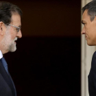 Mariano Rajoy y Pedro Sánchez, el 7 de septiembre en la Moncloa, para hablar del desafío soberanista catalán.-JOSE LUIS ROCA
