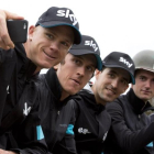 Chris Froome se fotografía junto a sus compañeros del equipo Sky durante la presentación de las escuadras del Tour 2016.-AP / PETER DEJONG