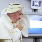 El Papa se sostiene un sombrero panameño en el vuelo de regreso de Cracovia, el pasado domingo.-AFP / FILIPPO MONTEFORTE