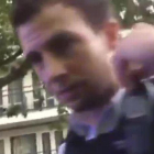 Polémica actuación del policía de Londres destrozando el parabrisas de un vehículo con el conductor dentro.-TWITTER