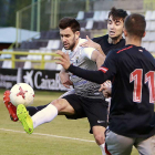Iker Hernández forcejea con un defensor del Athletic B-Raúl G. Ochoa