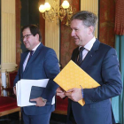 El concejal de Hacienda, Salvador de Foronda, y el alcalde, Javier Lacalle, presentaron el borrador del presupuesto.-RAÚL G. OCHOA