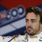 Después de deslumbrar en las 500 Millas de Indianápolis (en la foto), Ferando Alonso quiere triunfar en las 24 Horas de Le Mans.-AP / MICHAEL CONROY