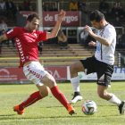 Carralero disputa un balón con un jugador del Real Murcia en un duelo en El Plantío-Raúl G. Ochoa