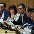 El líder del PSOE, Pedro Sanchez, en la reunión con sus diputados y senadores de este martes en el Congreso.-EFE