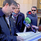 Los procuradores de la defensa de Monserrat y Triana, a las puertas de la Audiencia tras recoger la sentencia.-ICAL