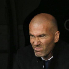 Zinedine Zidane tuerce el gesto en el banquillo del Madrid durante el partido contra Las Palmas.-EFE / KIKO HUESCA