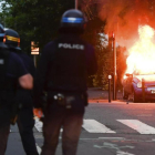 Varios policías ante un coche ardiendo, en Nantes.-/ AP / FRANCK DUBRAY