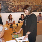 Raquel Bajo jura su cargo en el pleno de ayer ante la alcaldesa de Miranda de Ebro, Aitana Hernando.-ECB