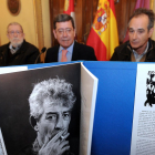 Pablo del Barco, César Rico e Ignacio del Río hijo, de i. a d., detrás de un ejemplar del libro.-Israel L. Murillo