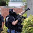 Policías en la escena del atentado en Saint-Etienne-du-Rouvray, ayer.-REUTERS / PASCAL ROSSIGNOL
