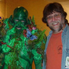 Len Wein, junto a la recreación de uno de los personajes que creó para el cómic, La Cosa del Pantano-EL PERIÓDICO