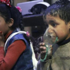 Niños reciben oxígeno, tras el ataque químico.-/ AP