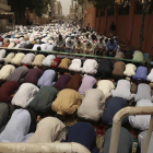 Musulmanes rezan durante el tercer viernes de oración del mes sagrado de ramadán.-EFE