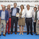 La directiva del CB Tizona al completo recibió el premio al mejor club de Castilla y León en su último acto oficial, ayer.-SANTI OTERO