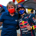 Cristina Gutiérrez posa con Jutta Kleinschmidt tras ganar la primera etapa del Dakar 2021 en vehículos ligeros. ECB