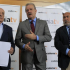 El presidente de la Academia de la Televisión, Manuel Campo Vidal, y el realizador Fernando Navarrete, codirectores del Debate 2016, junto al productor Pepe Carbajo, durante la rueda de prensa que han ofrecido para explicar los detalles del programa.-EFE/Víctor Lerena