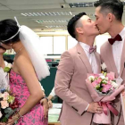 Una veintena de parejas homosexuales se casan en Taipei.-JOHNSON LAI (AP / VÍDEO: EFE)