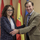 Mar González y Alberto Gómez Barahona durante la firma del convenio.-SANTI OTERO