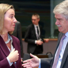 El ministro de Asuntos Exteriores, Alfonso Dastis, conversa con la jefa de la diplomacia europea, Federica Mogherini.-/ EFE / OLIVIER HOSLET/EFE