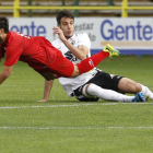 Ramiro realiza una entrada en el choque que el Burgos jugó el pasado domingo ante el Izarra.-SANTI OTERO